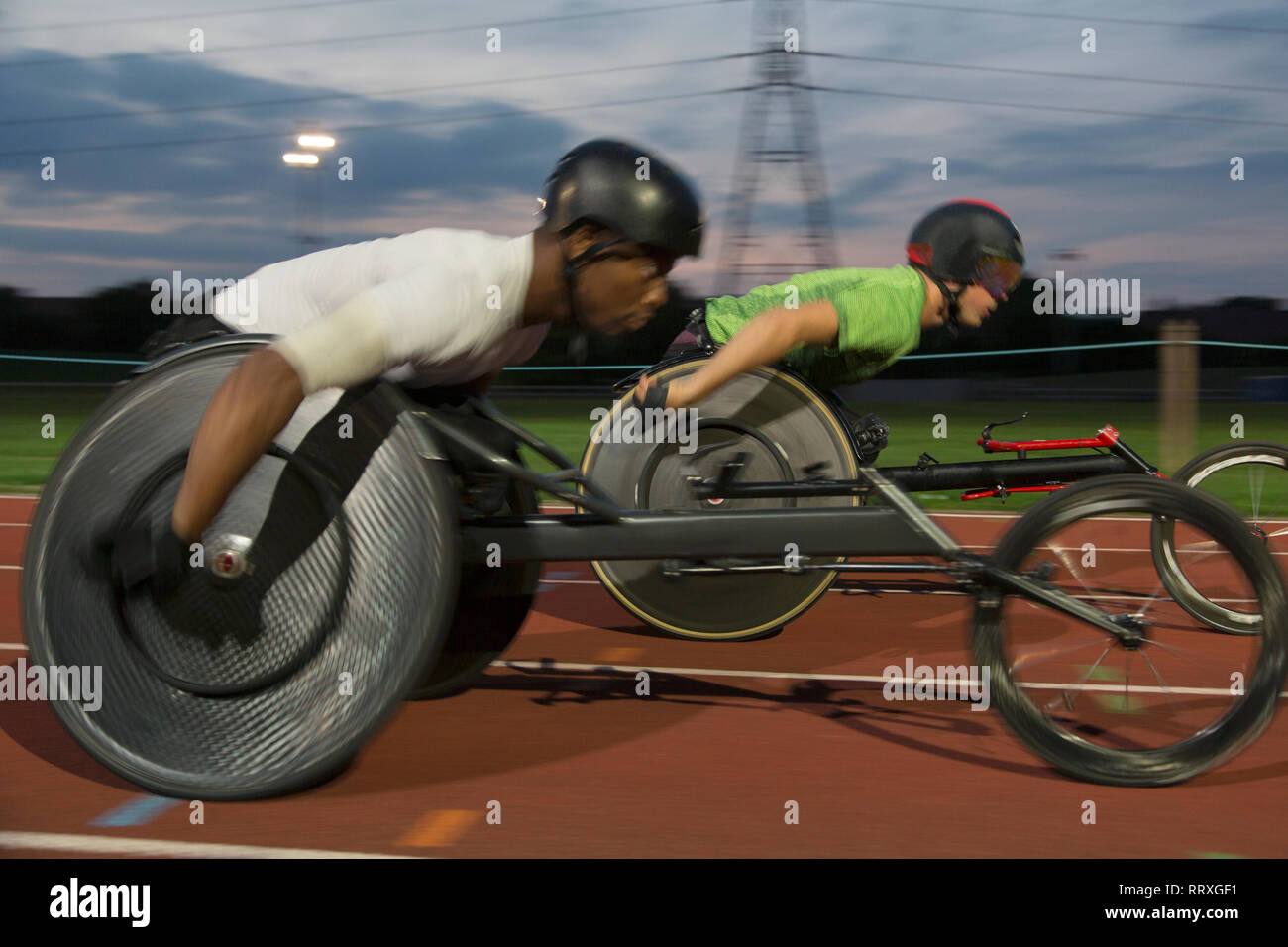 Gli atleti paraplegici accelerando lungo la via dello sport in carrozzella gara Foto Stock