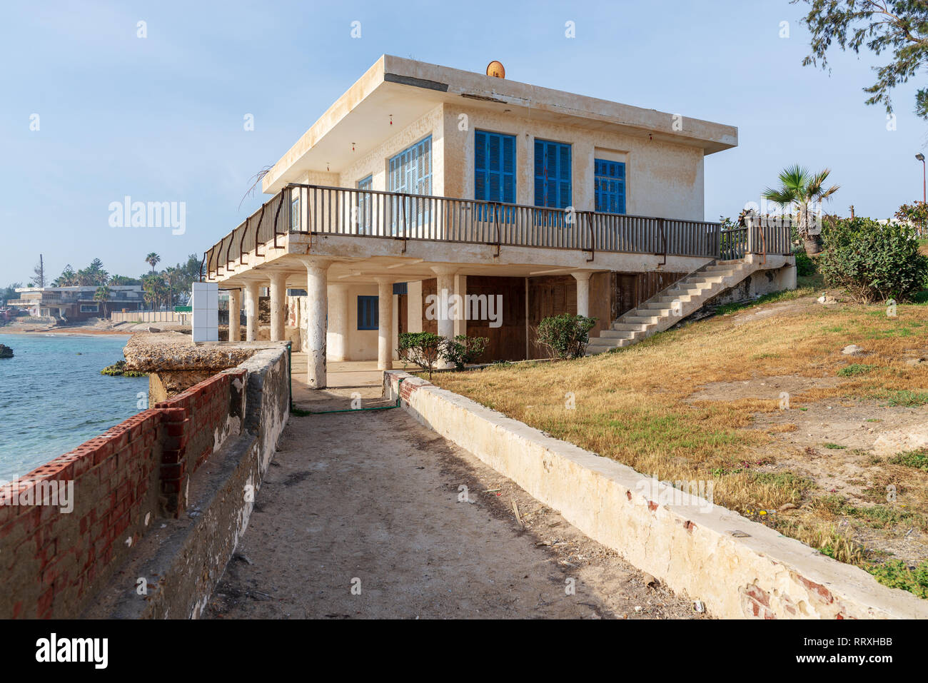 Alessandria, Egitto - 29 Aprile 2018: colpo esterno di una vecchia casa al mare Mediterraneo nel parco di Montaza, conosciuta come la villa della signora Jehan Sadat vedova Foto Stock