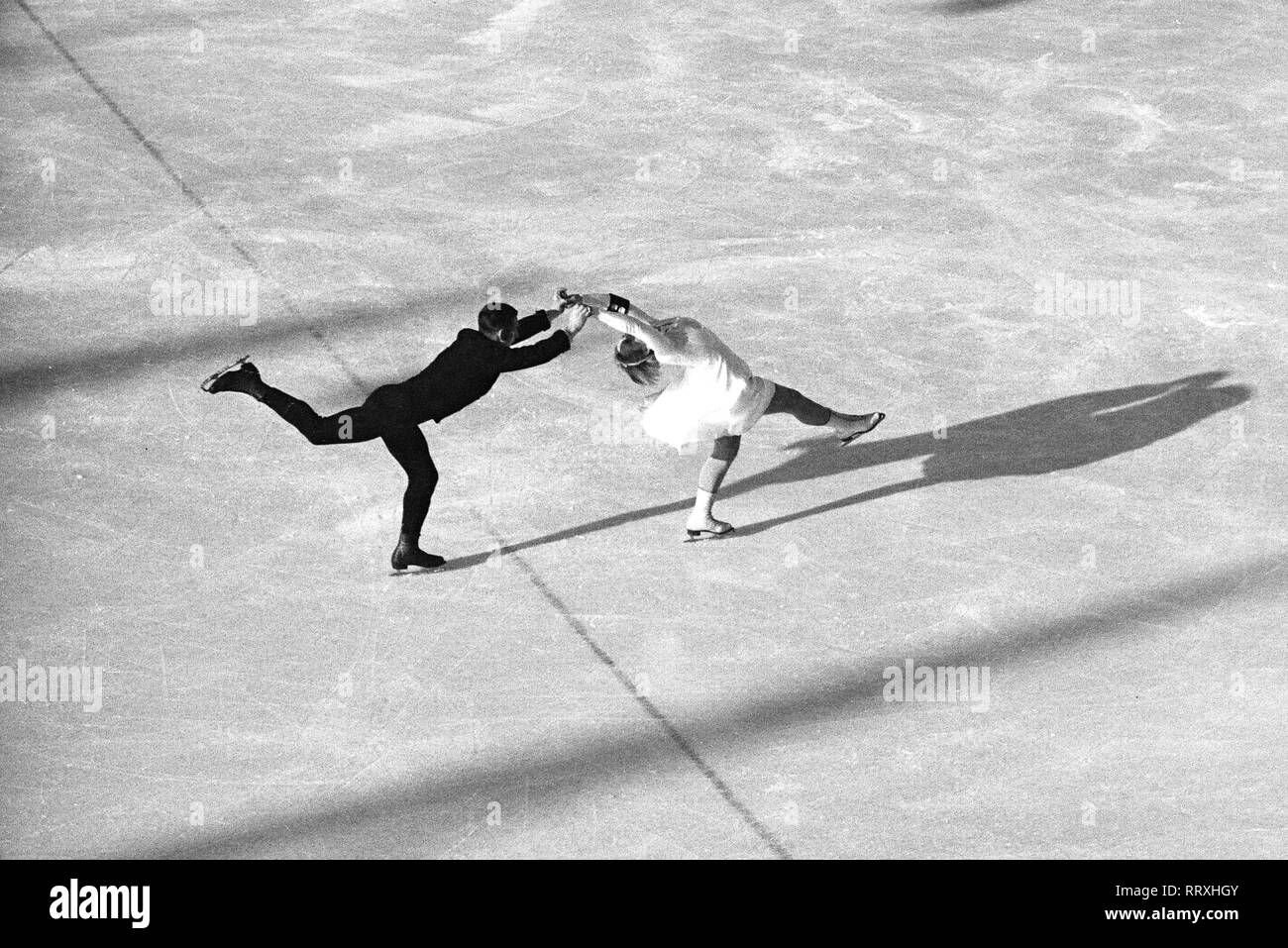 Olimpiadi invernali - Germania, il Terzo Reich - Giochi Olimpici Invernali, Olimpiadi Invernali 1936 a Garmisch-Partenkirchen. Il tedesco Maxi Herber e Ernst Baier (?) - Medaglia d'oro per la coppia di pattinaggio di figura all'Olympic Ice sport center. Immagine data febbraio 1936. Foto Erich Andres Foto Stock