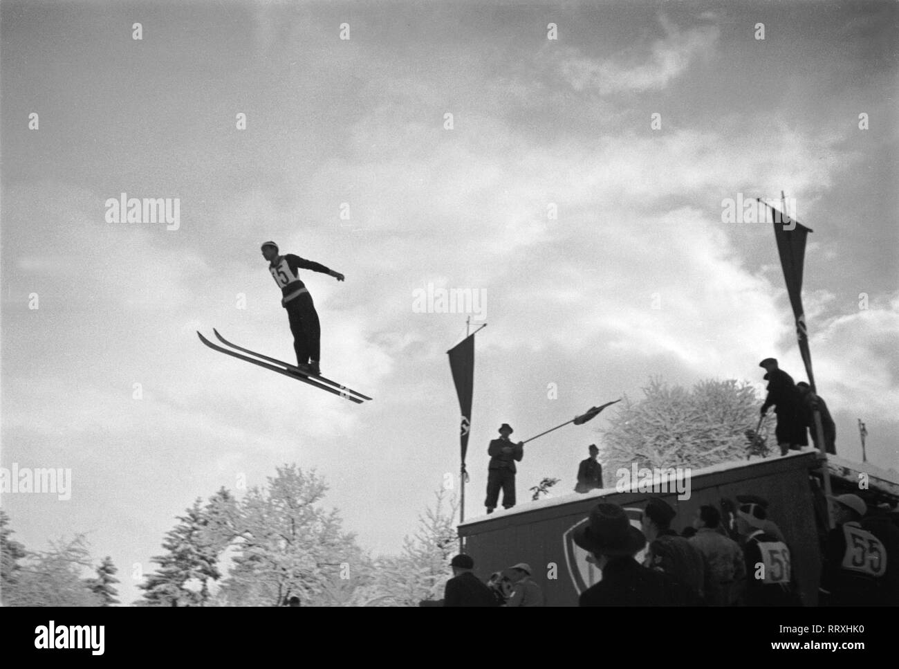 Olimpiadi invernali 1936 - Germania, il Terzo Reich - Giochi Olimpici Invernali, Olimpiadi Invernali 1936 a Garmisch-Partenkirchen. Ponticello di sci presso il grande salto olimpico hill. Immagine data febbraio 1936. Foto Erich Andres Foto Stock