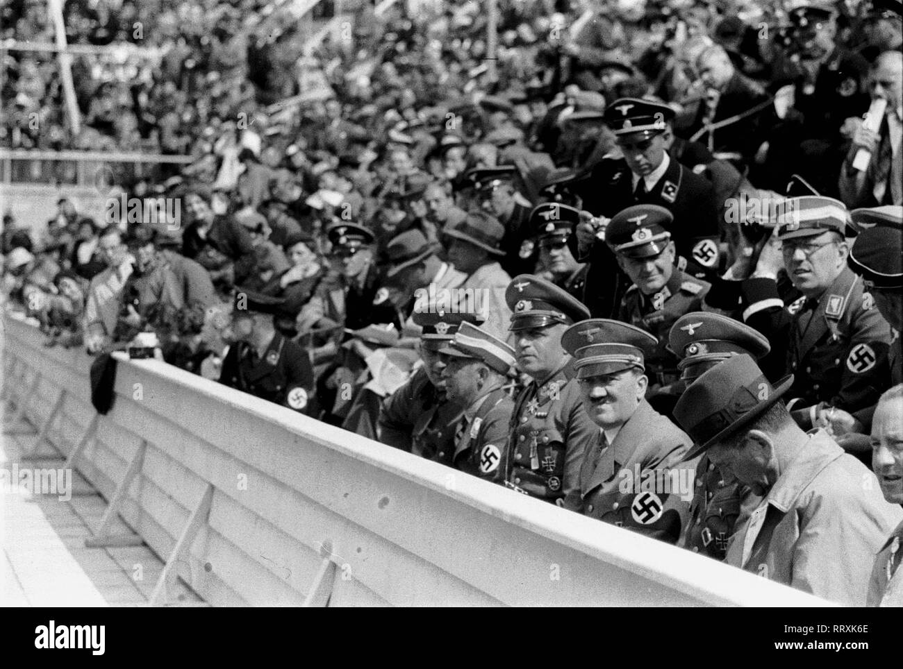 Germania - Sommerolympiade 1936 a Berlino, Adolf Hitler als Zuschauer im Publikum bei den Olympischen Sommerspielen. Foto Stock