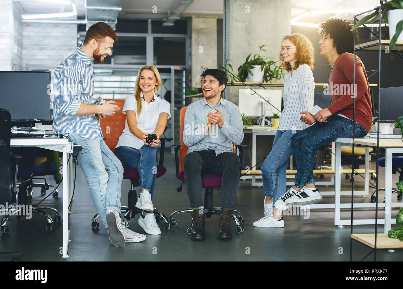 Il team creativo avente la discussione sul nuovo progetto di design in ufficio Foto Stock