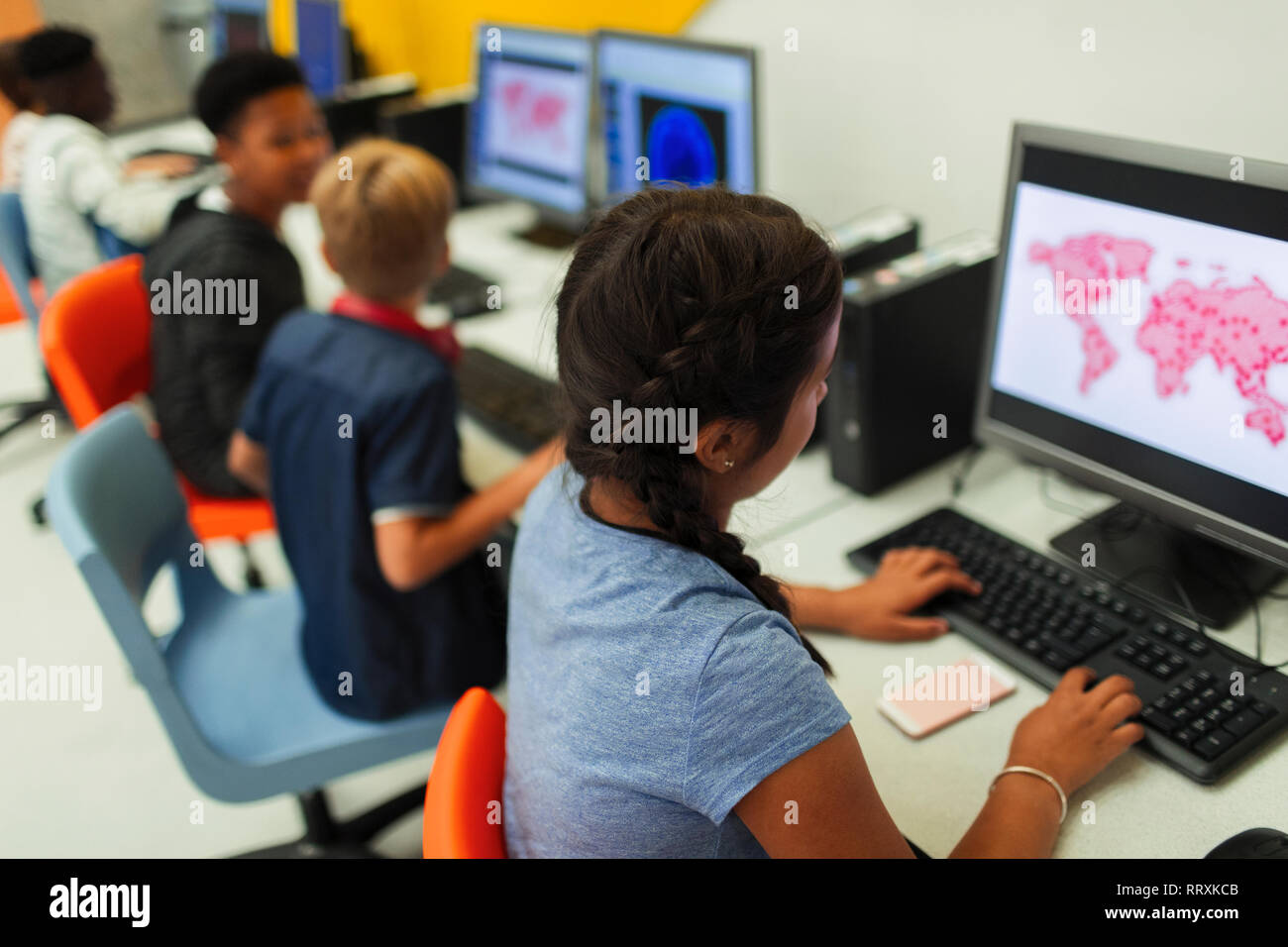 Junior alta gli studenti utilizzano i computer in laboratorio informatico Foto Stock