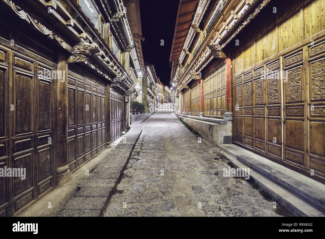 Illuminata strada vuota di Shangri La Città Vecchia (Dukezong) di notte, Cina. Foto Stock