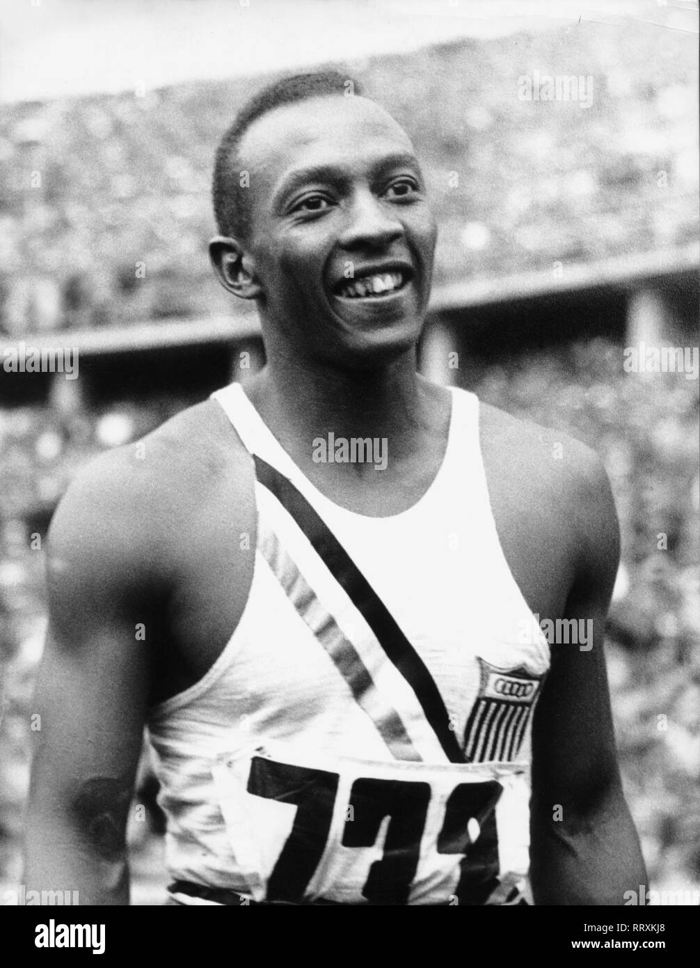 Olimpiadi di estate 1936 - Germania, il Terzo Reich - Giochi Olimpici, Olimpiadi di estate 1936 a Berlino. Jesse Owens all'Olympic arena. Il maggior successo atleta dei Giochi Olimpici di Berlino. Medaglia d'oro nei 100 m e 200 m sprint, 4 x 100 m relè e salto in lungo. Data dell'immagine Agosto 1936. Foto Erich Andres Foto Stock