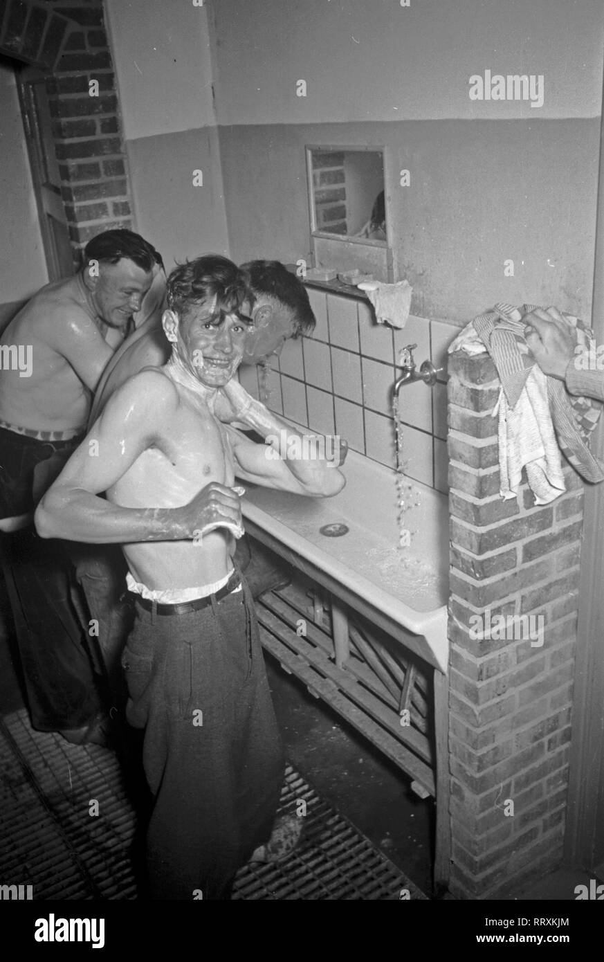 Paesi Bassi - Niederlande ca.1950 Lelystad, junge Männer im Waschraum Foto Stock