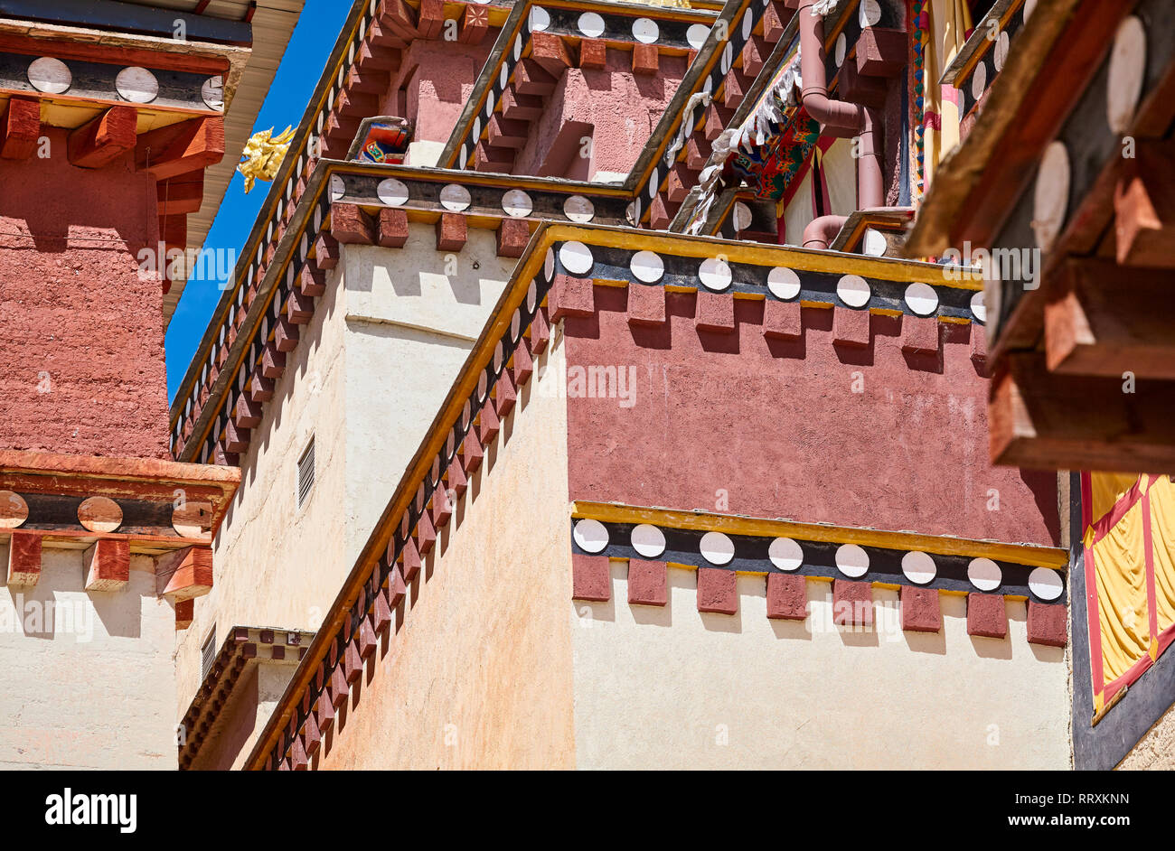 I dettagli di architettura del monastero Songzanlin, noto anche come il Ganden Sumtseling monastero. Foto Stock