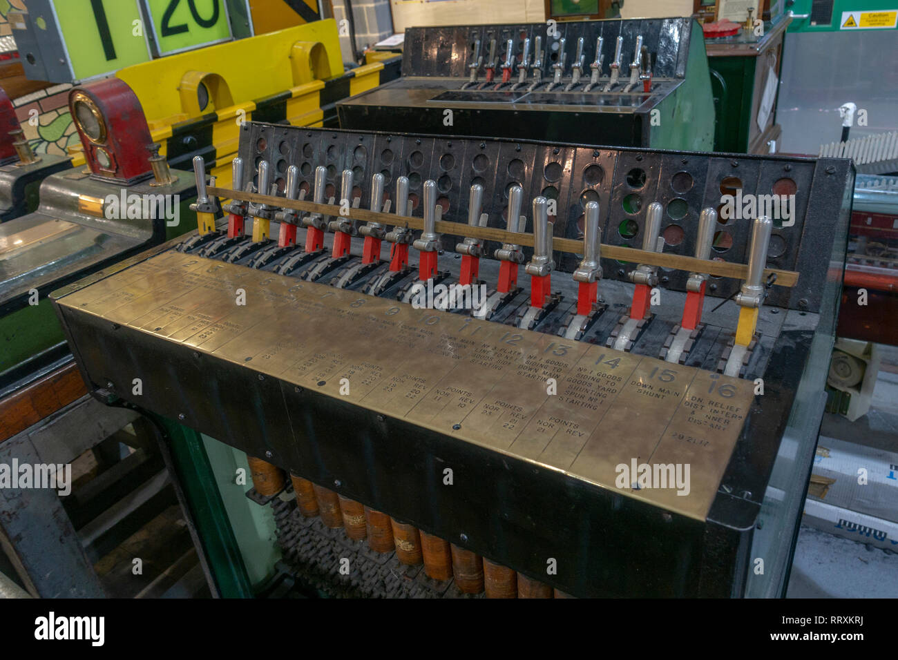 Segnale telaio a leva, bloccaggio elettromeccanici da Siemens in mostra al Museo nazionale delle ferrovie, York, UK. Foto Stock