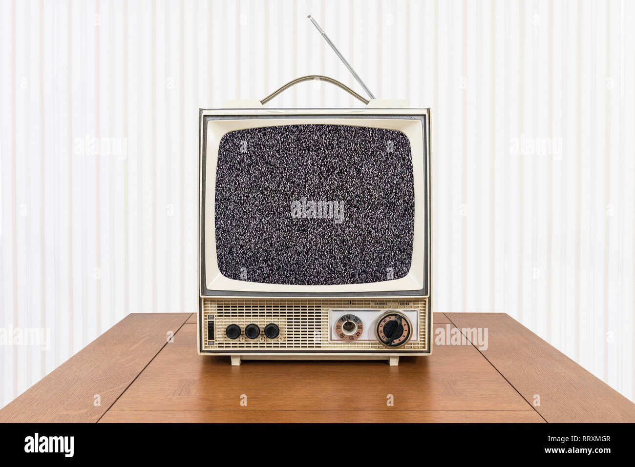 Vintage televisore portatile con schermo statico e il legno vecchio tavolo. Foto Stock