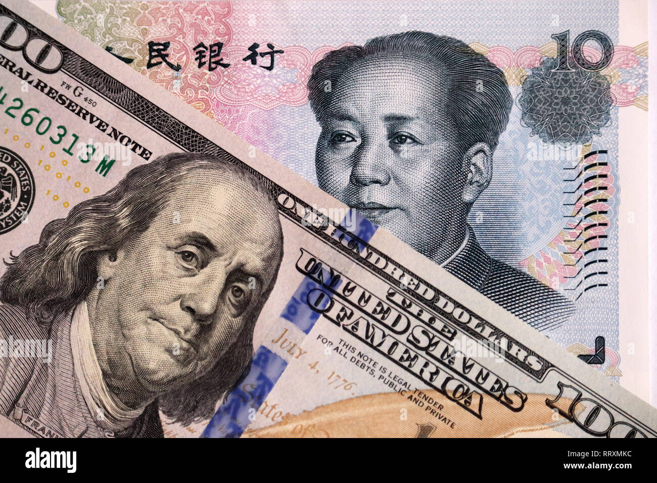 Dollaro e yuan cinese. Concetto di guerra commerciale o di negoziazione tra la Cina e gli Stati Uniti d'America Foto Stock