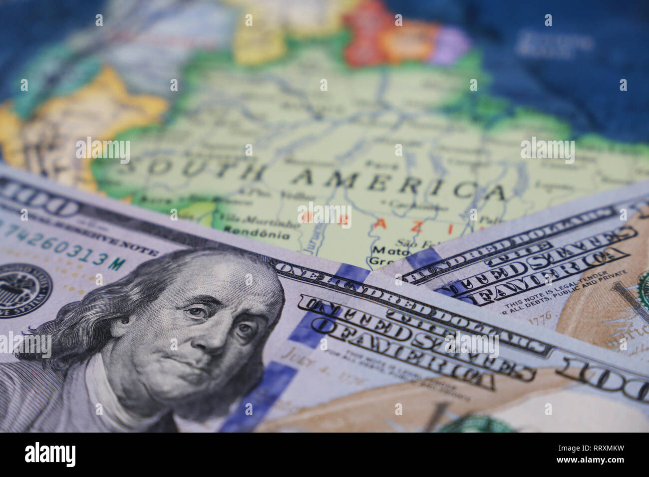 Dollari USA sulla mappa di Sud America. American gli investimenti e le attività commerciali con l'America Latina e del Brasile, la politica americana e influenza Foto Stock