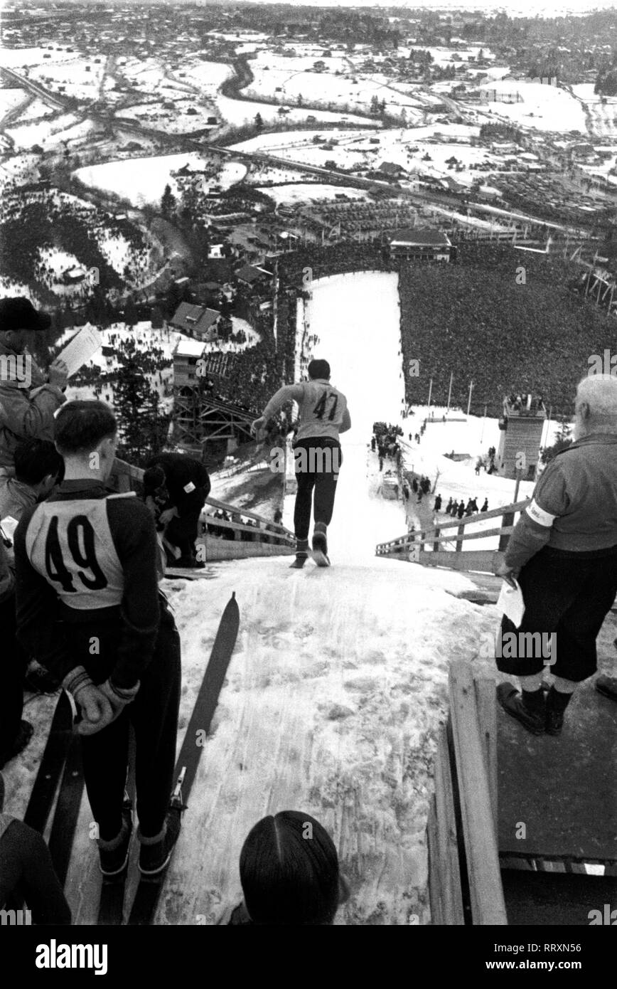Olimpiadi invernali 1936 - Germania, il Terzo Reich - Giochi Olimpici Invernali, Olimpiadi Invernali 1936 a Garmisch-Partenkirchen. Ponticello di sci presso il grande salto olimpico hill. Immagine data febbraio 1936. Foto Erich Andres Foto Stock