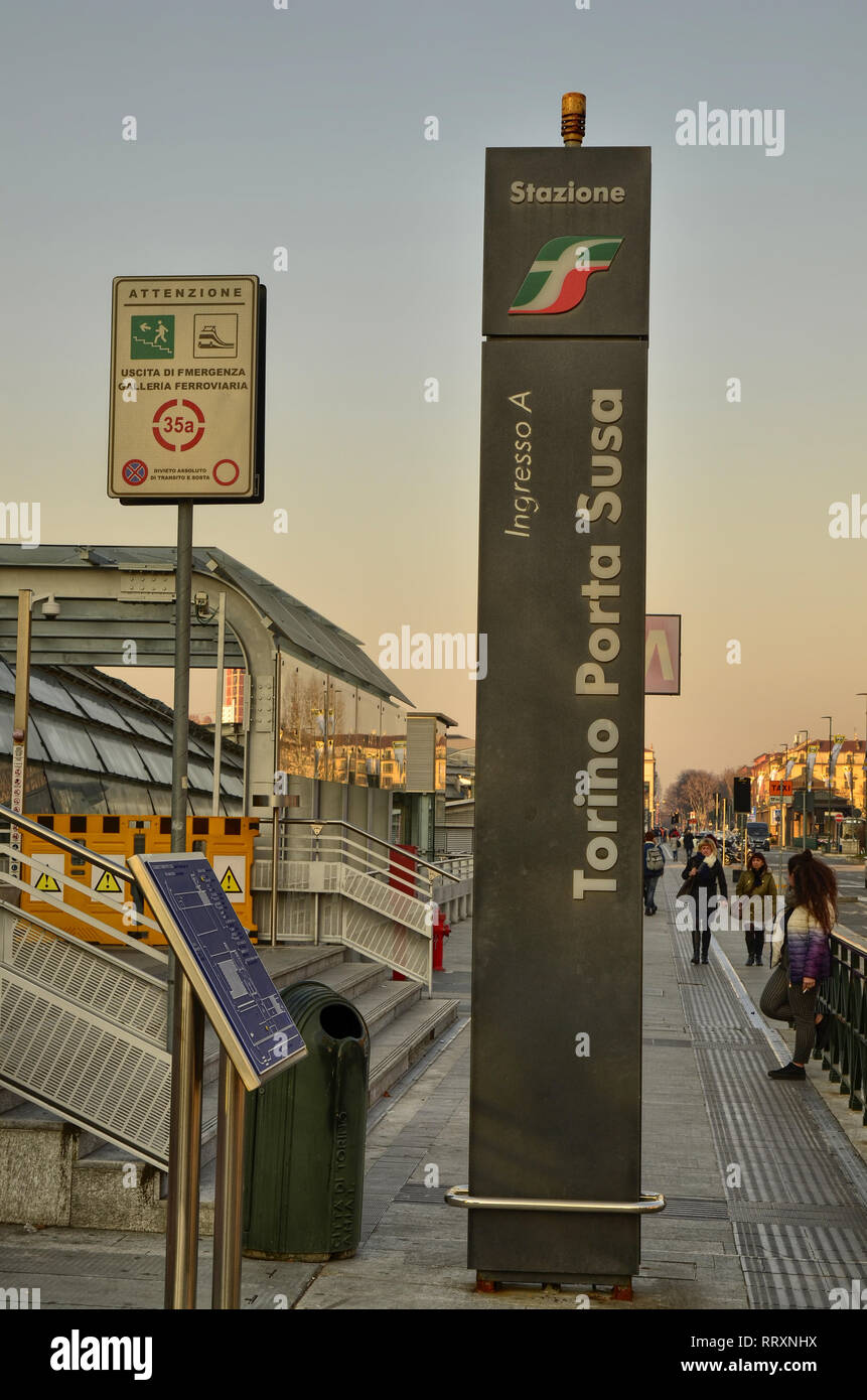 Torino Piemonte, Italia. Febbraio 2019. Dalla stazione ferroviaria di Torino Porta Susa, moderna e futuristica struttura in vetro e acciaio. Strada segno della stazione. Foto Stock