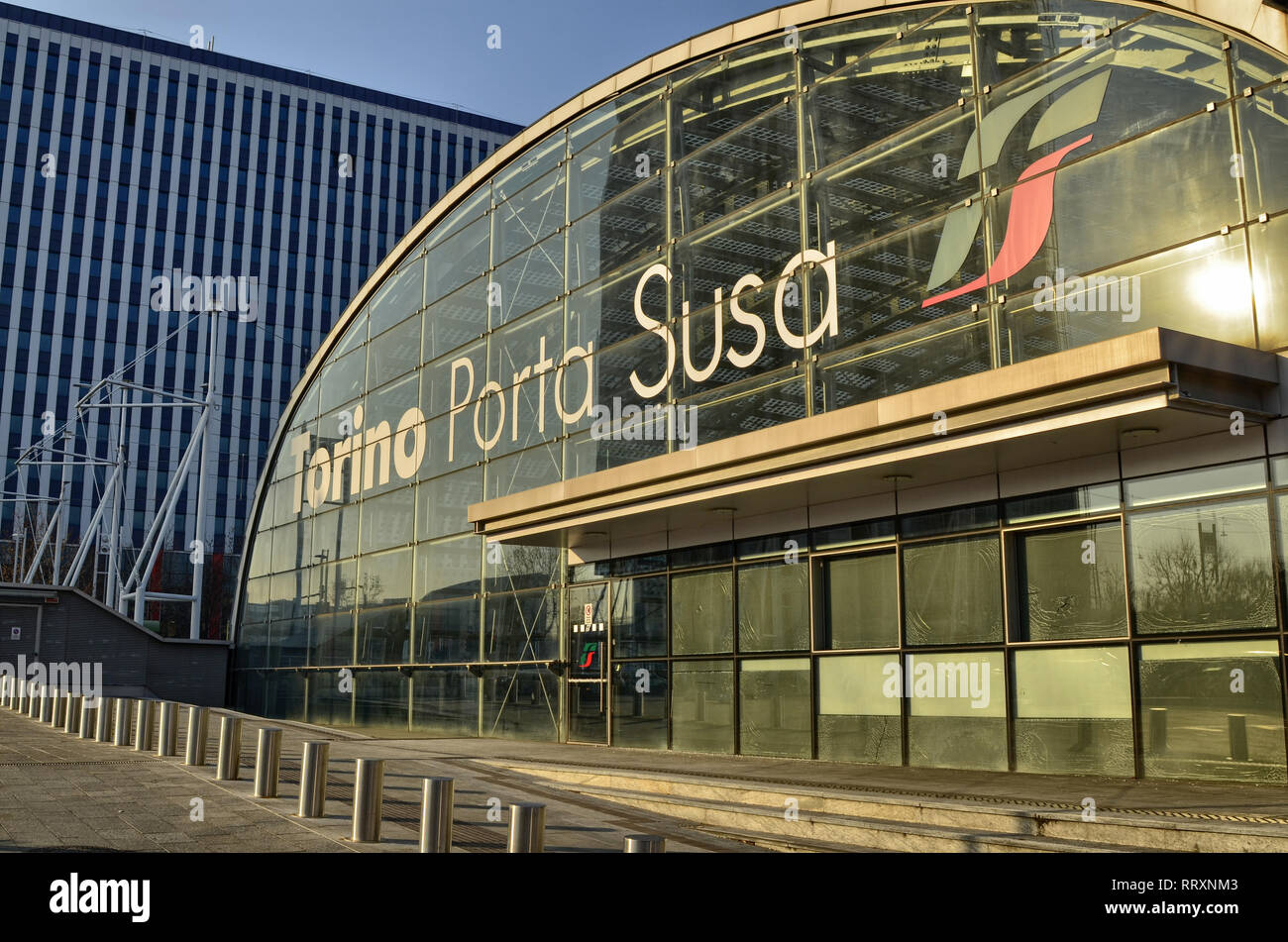 Torino Piemonte, Italia. Febbraio 2019. Dalla stazione ferroviaria di Torino Porta Susa, moderna e futuristica struttura in vetro e acciaio. Foto Stock