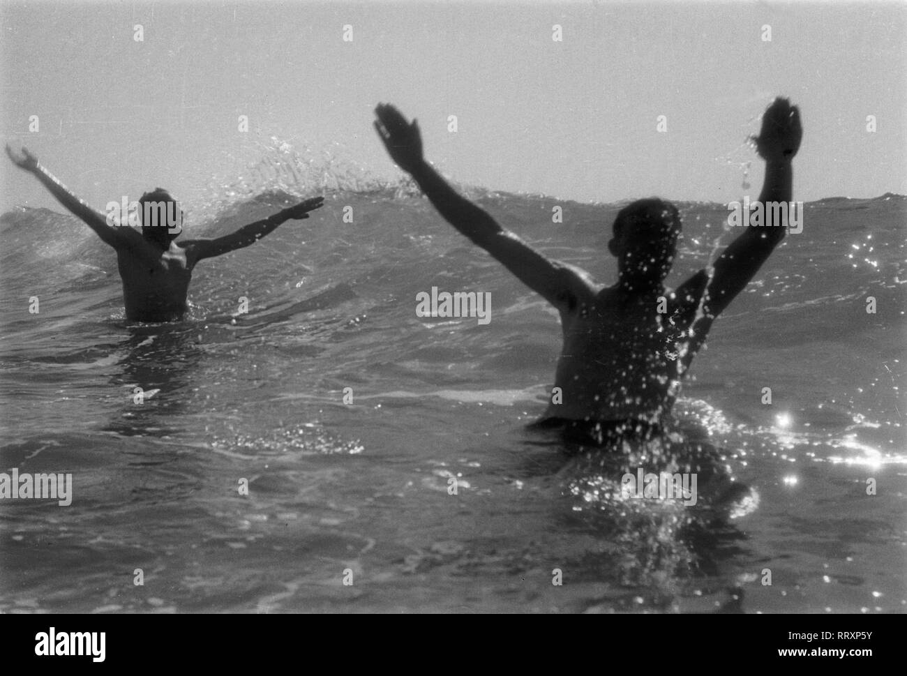 Viaggiare in Francia - Francia sudoccidentale - Atlantic nuotatore, nei pressi della spiaggia di Mimizan. Schwimmer im Atlantik, nahe dem Strand von Mimizan, Frankreich. Data dell'immagine del 1950 circa. Foto Erich Andres. Foto Stock