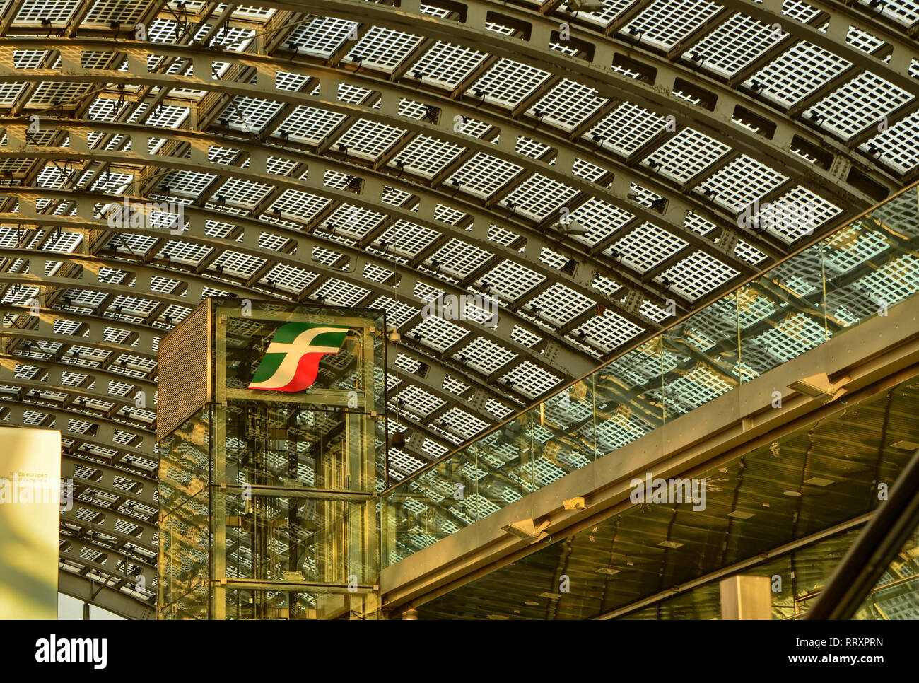 Torino Piemonte, Italia. Febbraio 2019. Dalla stazione ferroviaria di Torino Porta Susa, moderna e futuristica struttura in vetro e acciaio. Il logo F del railw italiano Foto Stock