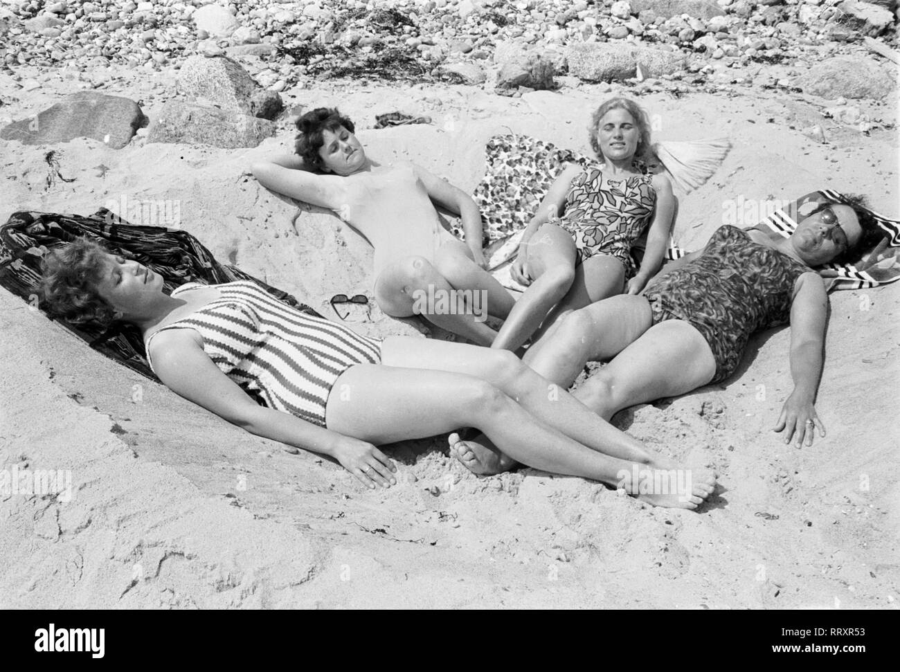 Germania - Frauen am Strand der Ostsee, ca.1950er Jahre. Le donne la concia sulla spiaggia del Mar Baltico, 1950s. Foto Stock