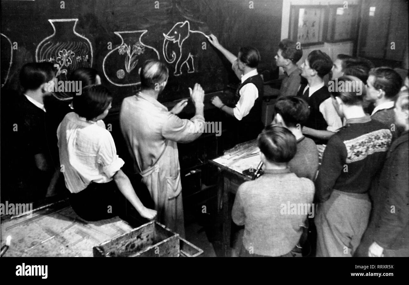 Germania - Deutschland ca. 1950, Bayrischer Wald, Schüler im Klassenraum einer Glasbläserschule Foto Stock