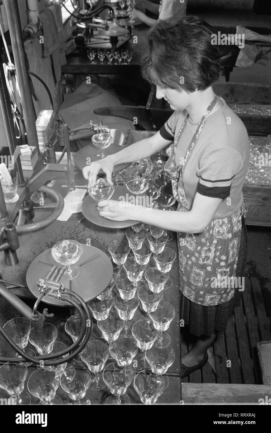 Germania - Deutschland ca. 1950, Bayrischer Wald, Schleiferin bei der Arbeit in der Glashütte Theresiental. Lucidatrice ad una fabbricazione vetro compagnia, ca. 1950. Foto Stock