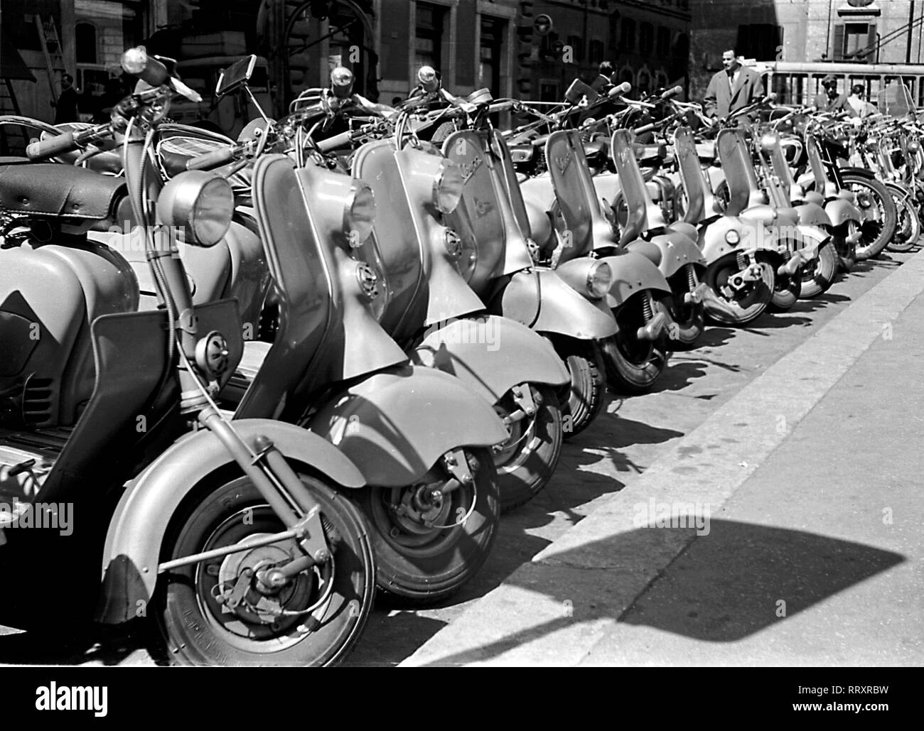 Viaggiare in Italia - Italia negli anni cinquanta - per chi ama la Vespa - una serie di tipiche italiane scooter - Vespa. Foto Erich Andres Foto Stock