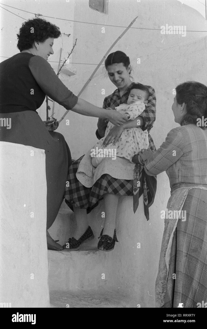 Italia - Italia negli anni cinquanta - le donne con Baby Bambino. Drei Frauen bemuttern ein Baby in Italien, 1950er Jahre. Foto Erich Andres Foto Stock