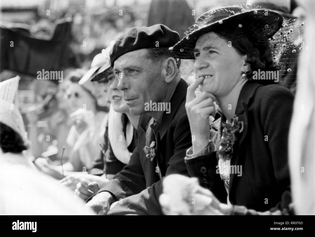 Frankreich - Francia meridionale nel 1950. Spettatore durante una corrida spettacolo. Foto di Erich Andres Südfrankreich ca. 1950, Paar als Zuschauer beim Stierkampf Foto Stock