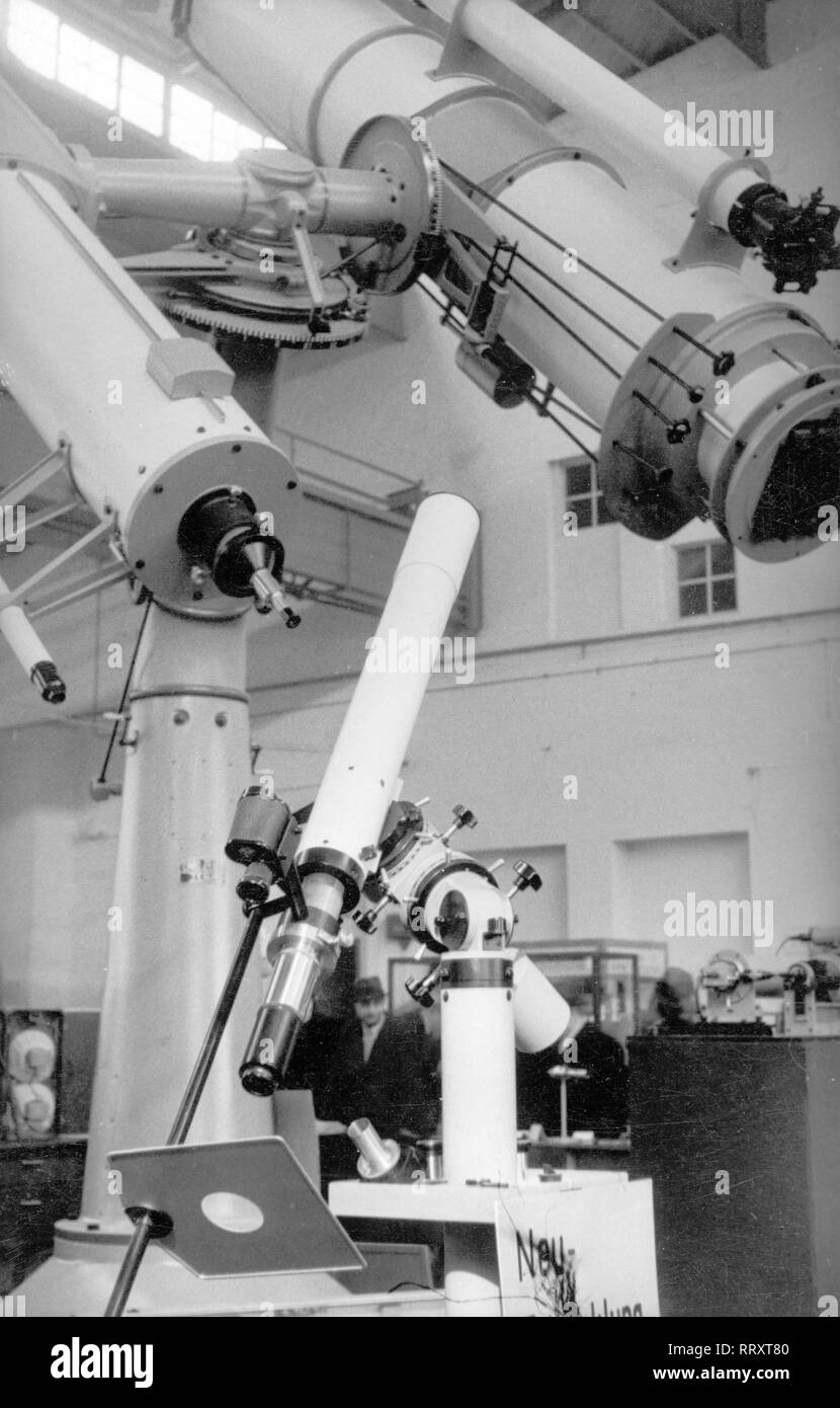 Germania - Zeiss Jena zeigt zwei astronomische Fernrohre auf der Leipziger Frühjahrsmesse 1949, Deutschland Foto Stock