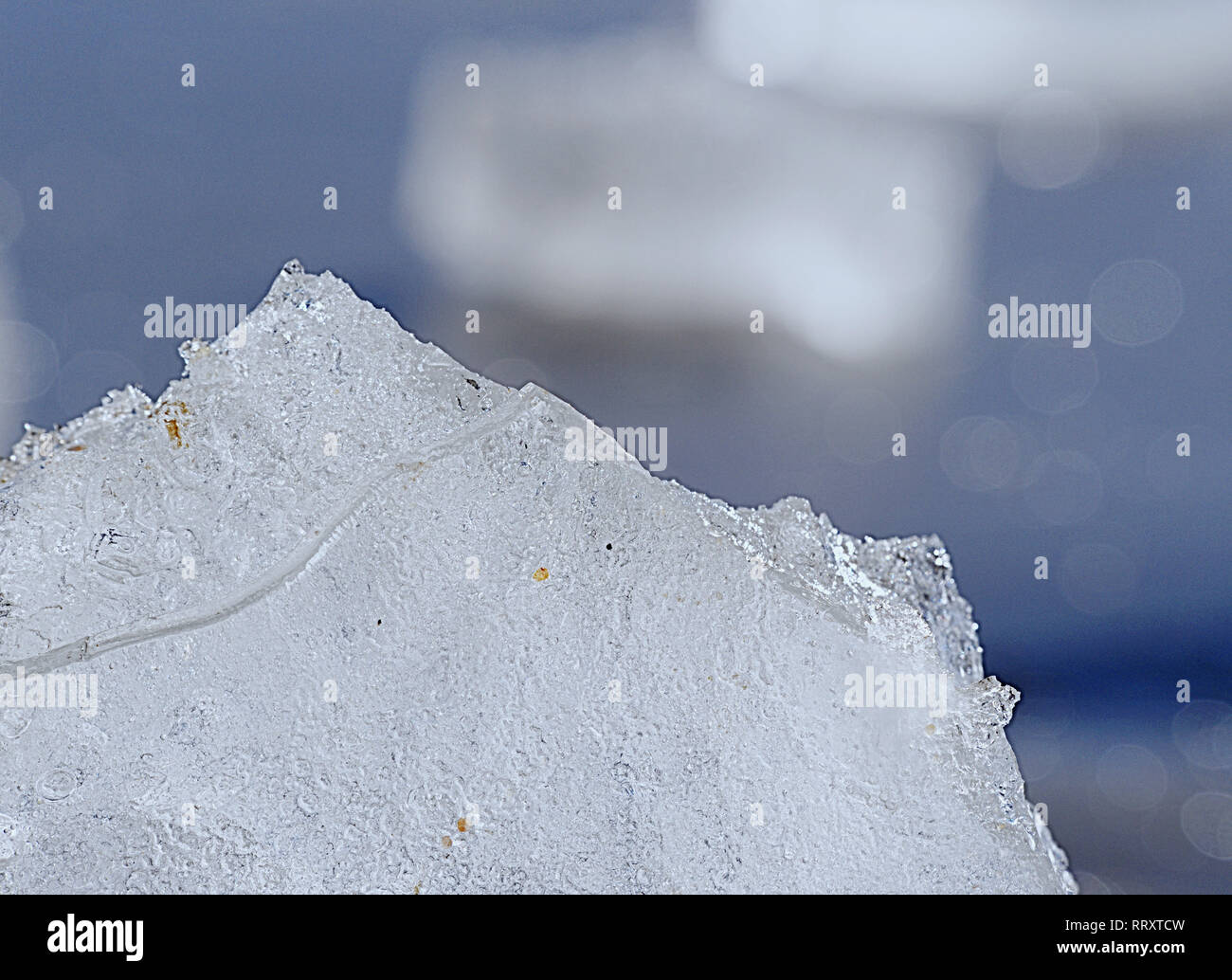 Struttura bolle di acqua congelata. Rotture di pezzo di ghiaccio con abstract spaccature all'interno. Icicle blocco nel dettaglio con bolle di surgelati e ricca struttura. Foto Stock