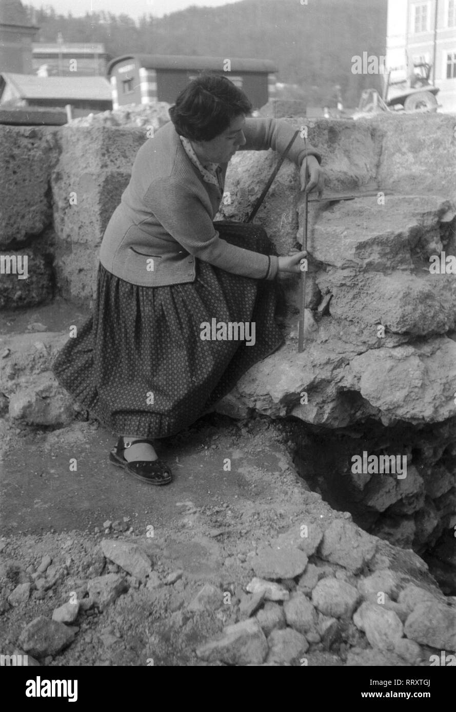 Austria - Österreich 1957, Archäologin bei Ausgrabungen in Salzburg Foto Stock