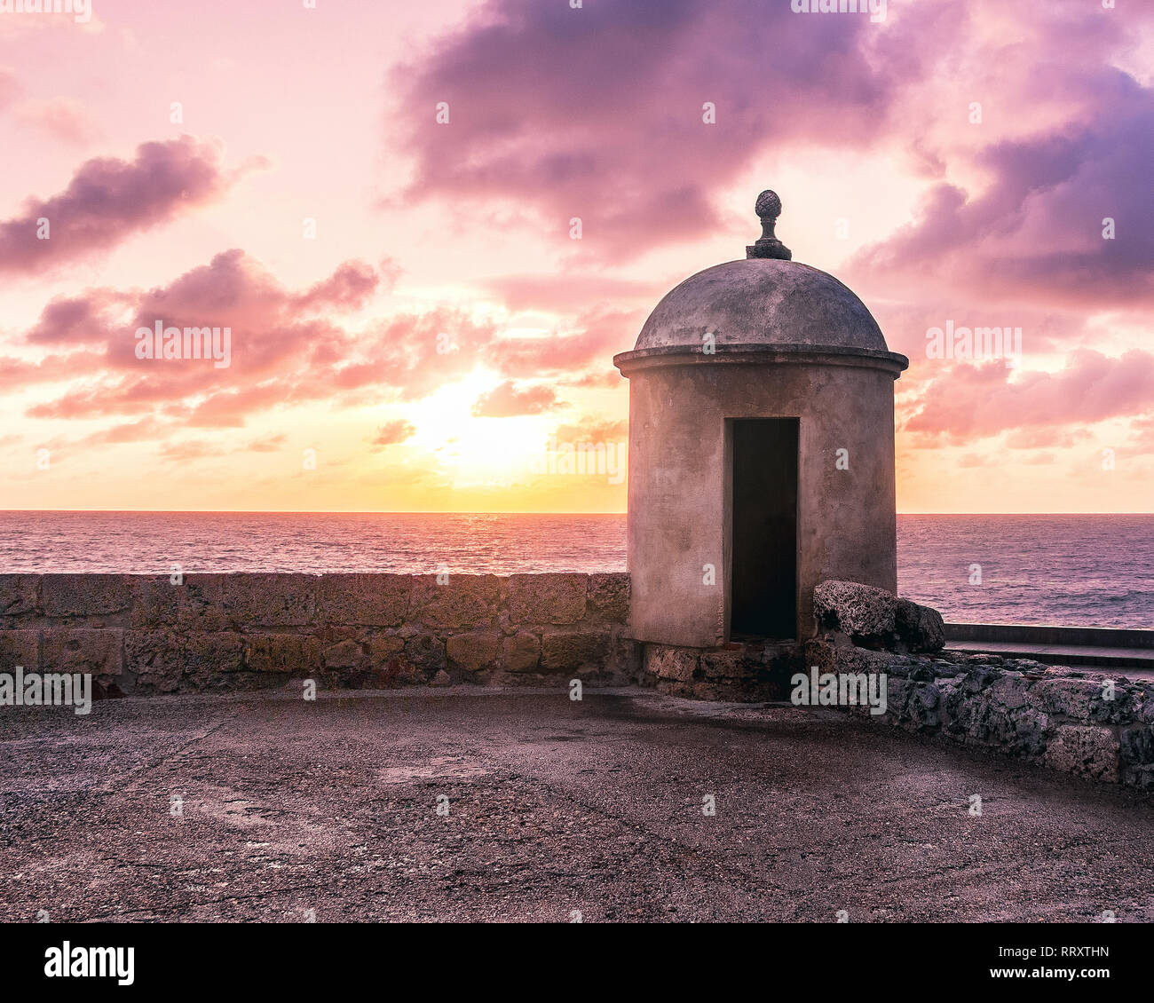 Viola tramonto sul muro difensivo - Cartagena de Indias, Colombia Foto Stock