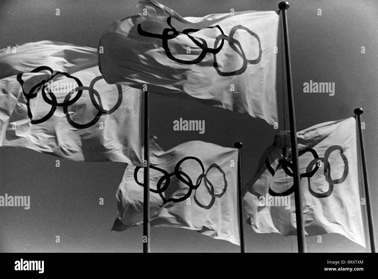 Olympiade 1936 in Berlin - Deutschland, Deutsches Reich, Olympische Sommerspiele, Olympiade 1936 a Berlino. Olympische Flaggen. Germania, Terzo Reich, Giochi Olimpici, Olimpiadi di estate 1936 a Berlino. Bandiere olimpica Foto Stock