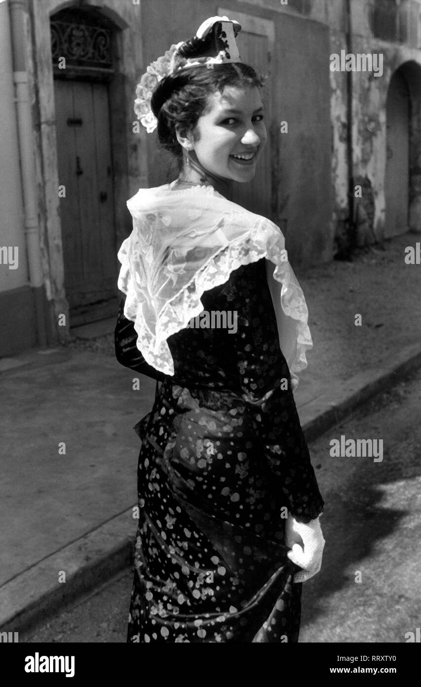 Frankreich - Francia negli anni cinquanta a. Giovane donna francese di Arles. Foto di Erich Andres Junge Französin in Arles, Frankreich Foto Stock