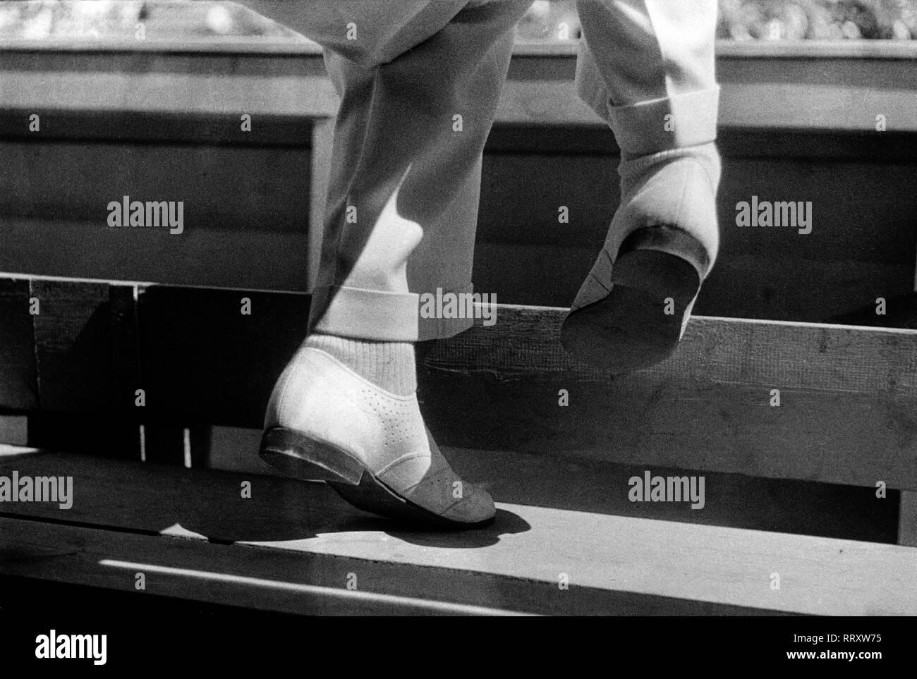 Giochi Olimpici 1936 - Germania, il Terzo Reich - Giochi Olimpici, Olimpiadi di estate 1936 a Berlino. Spettatore (scarpe e gambe) presso la tribuna durante il nuoto la concorrenza. Calzatura prospettiva - copertura speciale in occasione delle Olimpiadi 1936. Data dell'immagine 1936. Foto Erich Andres Foto Stock