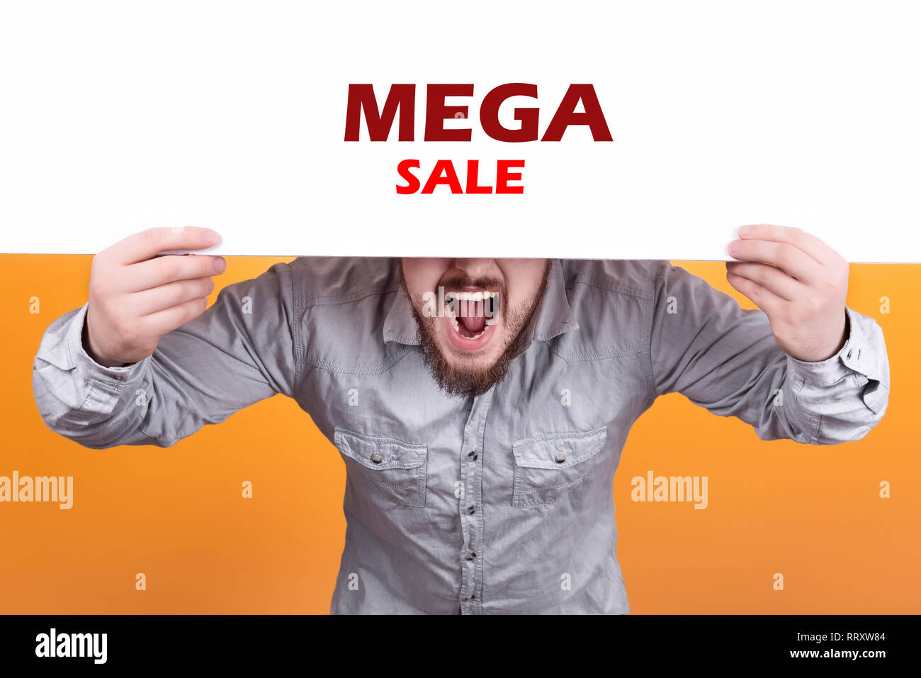 Un uomo con un poster con la scritta mega vendita, espressiva grida e invitando gli acquirenti Foto Stock