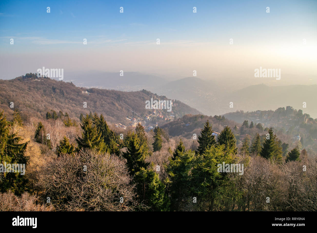 Vista sulle colline di Como dal Faro Voltiano (Faro Voltiano) a Brunate, Como. Vicino a Milano Foto Stock