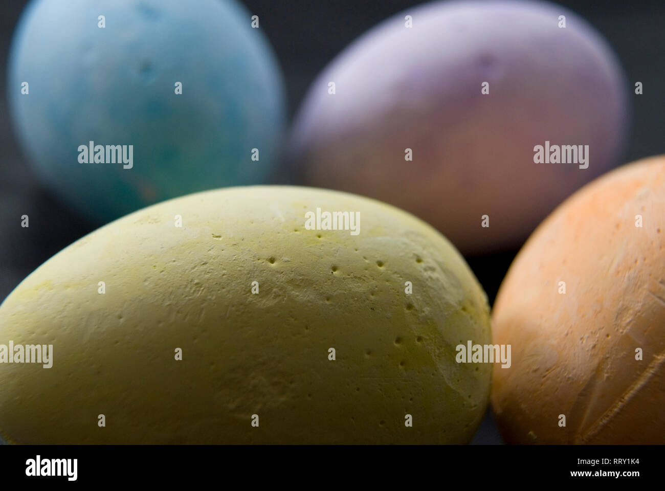 Pezzi di uova a forma di gesso colorato Foto Stock
