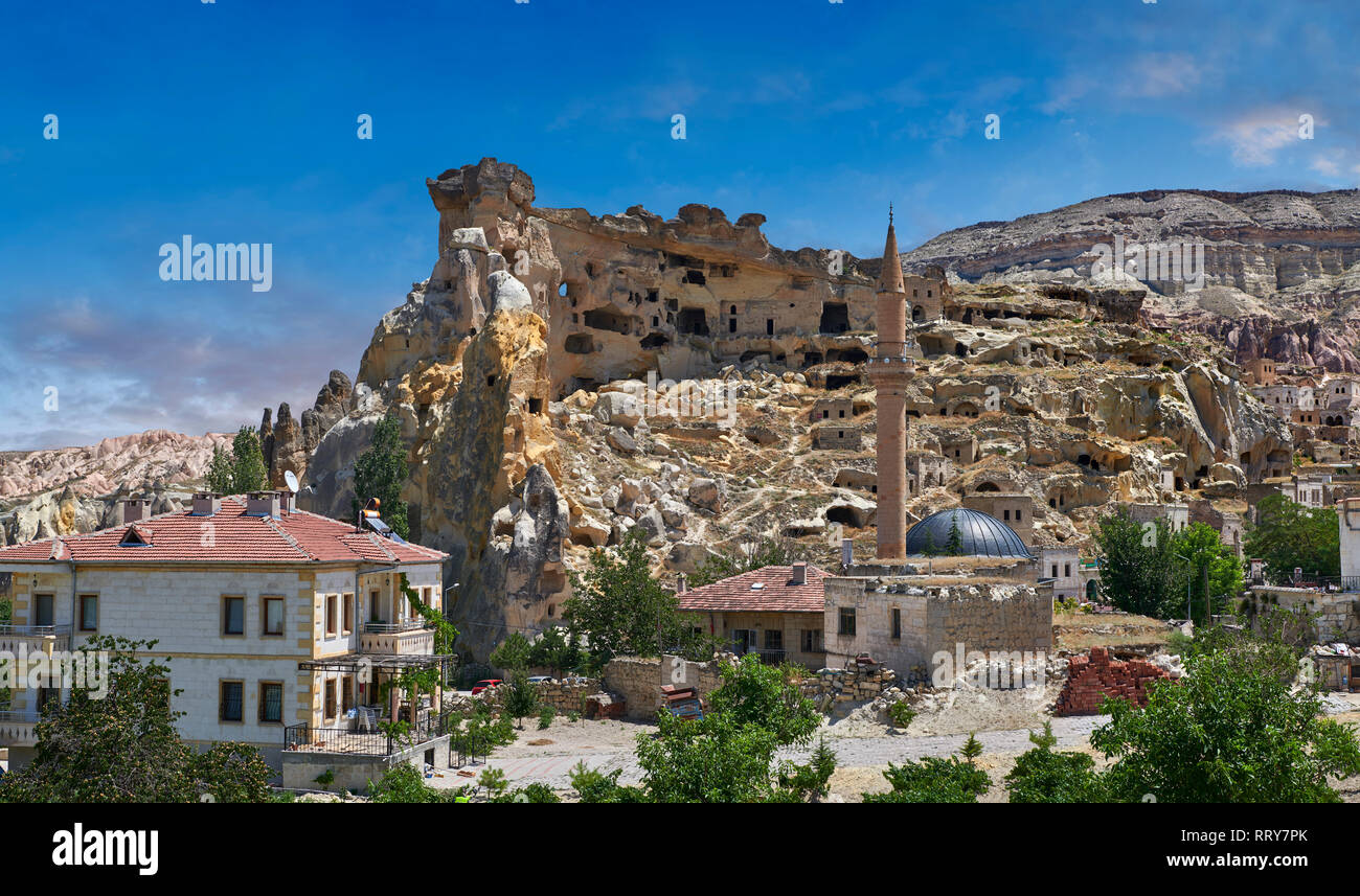 Le foto e le immagini della grotta case di città in formazioni rocciose di Cavusin, vicino a Goreme, Cappadocia, Nevsehir, Turchia Foto Stock