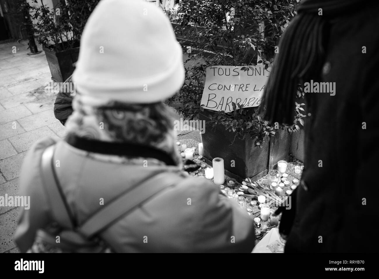 Strasburgo, Francia - Dic 13, 2018: persone che guardano tutti uniti contro la barbarie messaggio su Rue des Orfevres veglia con più luce di candele fiori e messaggi per le vittime degli attentati Cherif Chekatt al mercatino di Natale Foto Stock
