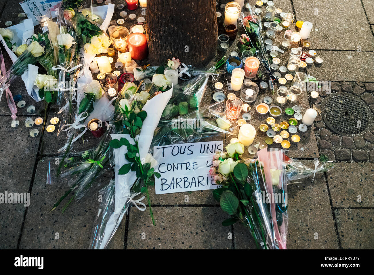 Strasburgo, Francia - Dic 13, 2018: tutti uniti contro la barbarie messaggio su Rue des Orfevres veglia con più luce di candele fiori e messaggi per le vittime degli attentati Cherif Chekatt al mercatino di Natale Foto Stock