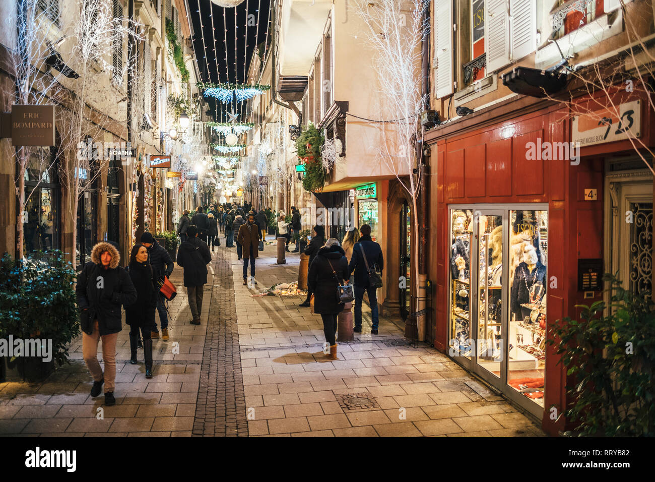 Strasburgo, Francia - Dic 13, 2018: vista in elevazione della Rue des Orfevres persone partecipano a una veglia con più luce di candele fiori e messaggi per le vittime degli attentati Cherif Chekatt al mercatino di Natale Foto Stock