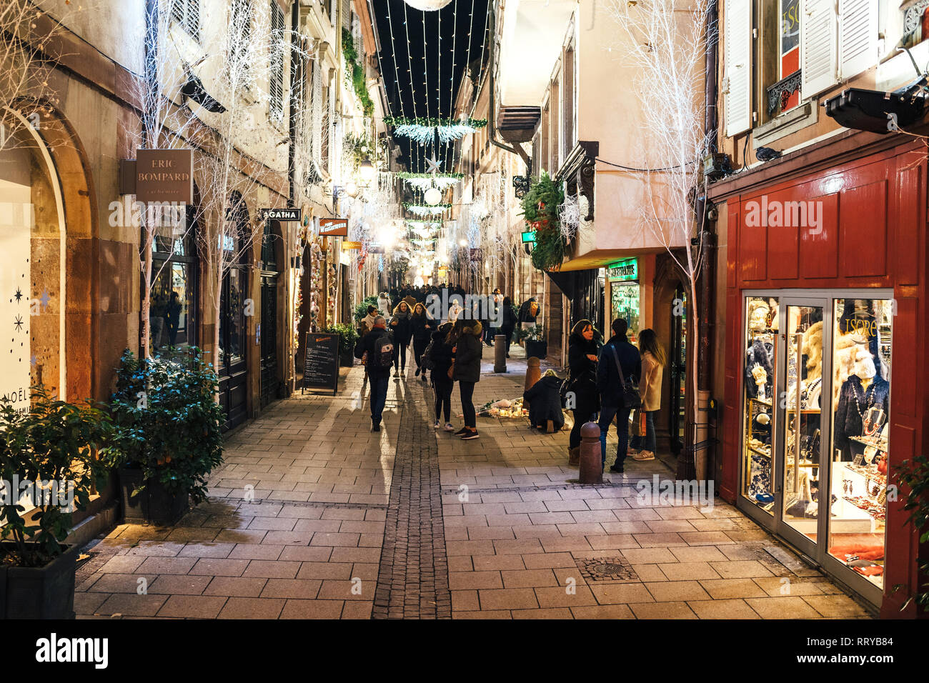 Strasburgo, Francia - Dic 13, 2018: vista in elevazione della Rue des Orfevres persone partecipano a una veglia con più luce di candele fiori e messaggi per le vittime degli attentati Cherif Chekatt al mercatino di Natale Foto Stock