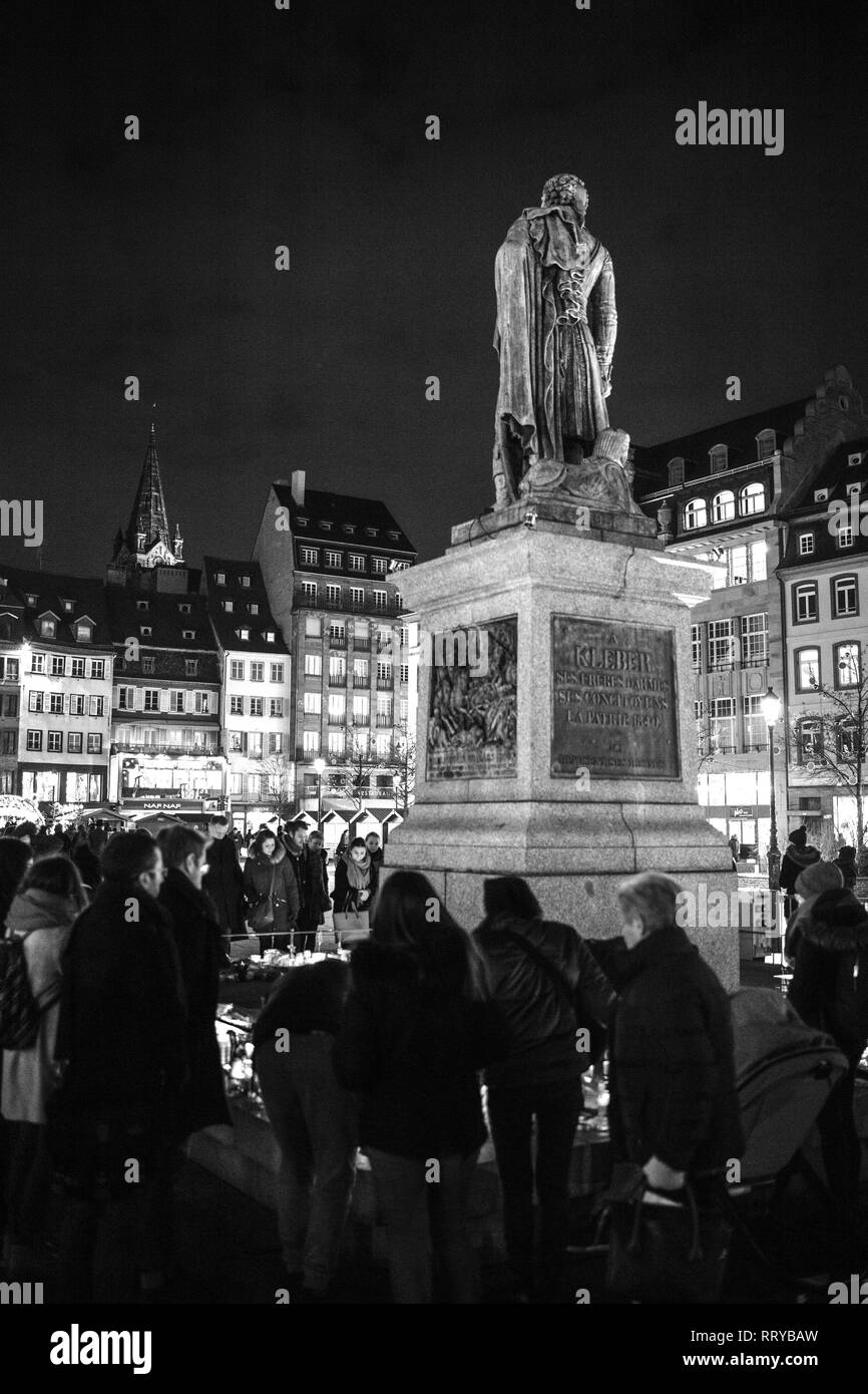 Strasburgo, Francia - Dic 13, 2018: persone persone in lutto radunati nelle vicinanze del Kleber generale statua a partecipare a una veglia con più luce di candele fiori e messaggi per le vittime degli attentati Cherif Chekatt al mercatino di Natale Foto Stock