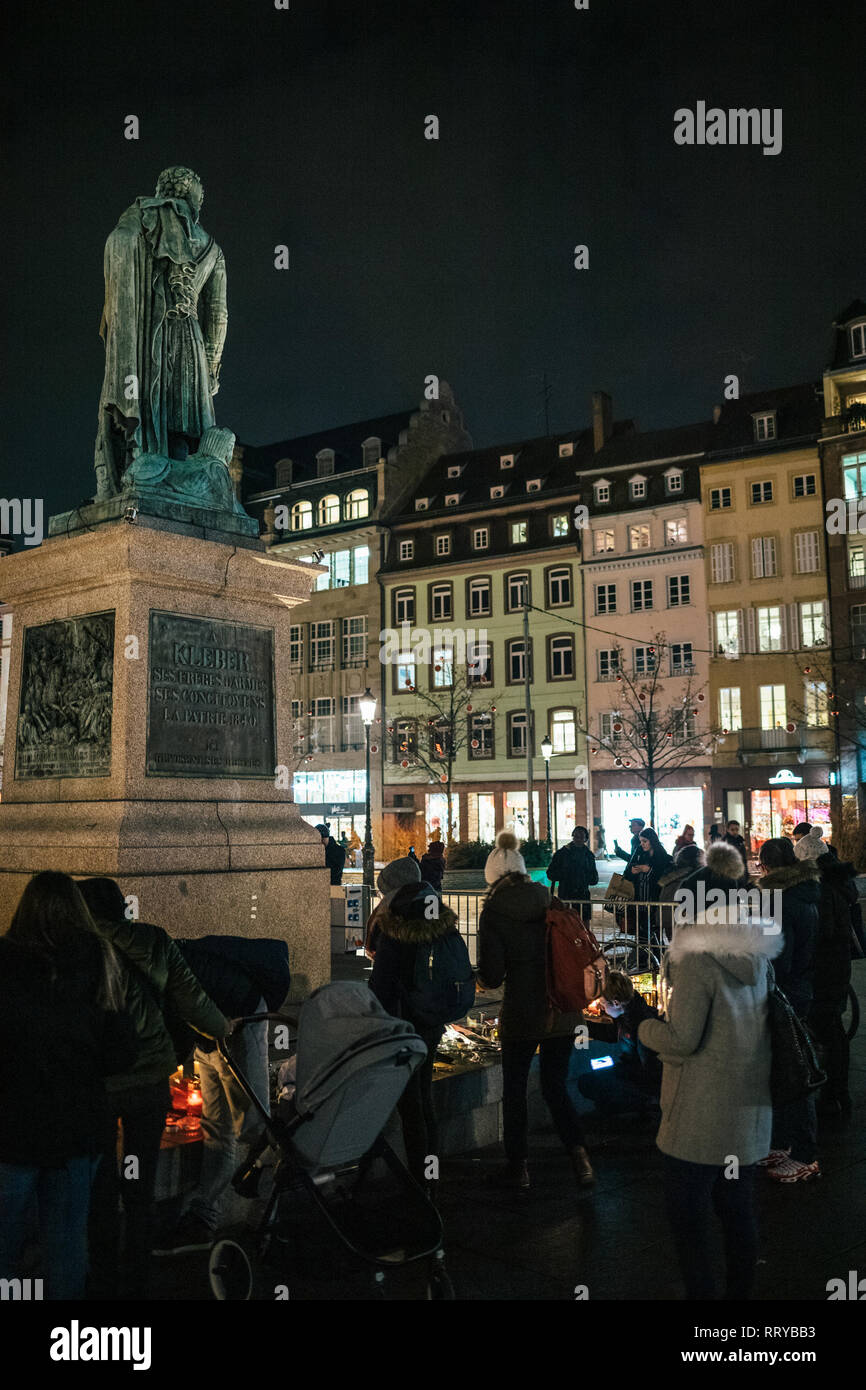 Strasburgo, Francia - Dic 13, 2018: persone persone in lutto radunati nelle vicinanze del Kleber generale statua a partecipare a una veglia con più luce di candele fiori e messaggi per le vittime degli attentati Cherif Chekatt al mercatino di Natale Foto Stock