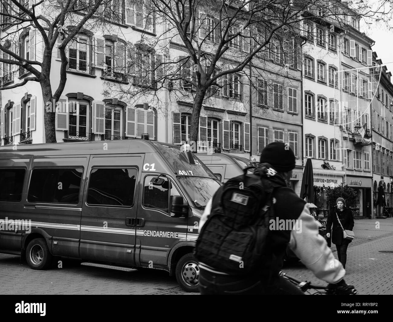 Strasburgo, Francia - Dic 11, 2018: Polizia furgoni blu sulla Grande Rue strada dopo l attacco terroristico in Strasbourg Christmas area di mercato Foto Stock