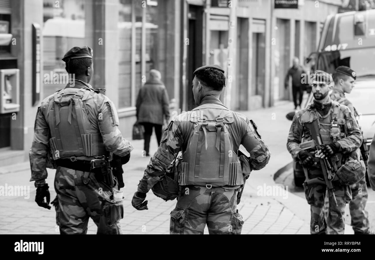 Strasburgo, Francia - Dic 11, 2018: vista posteriore del personale militare sorvegliare strade di Strasburgo dopo l attacco terroristico in Strasbourg Christmas area di mercato Foto Stock