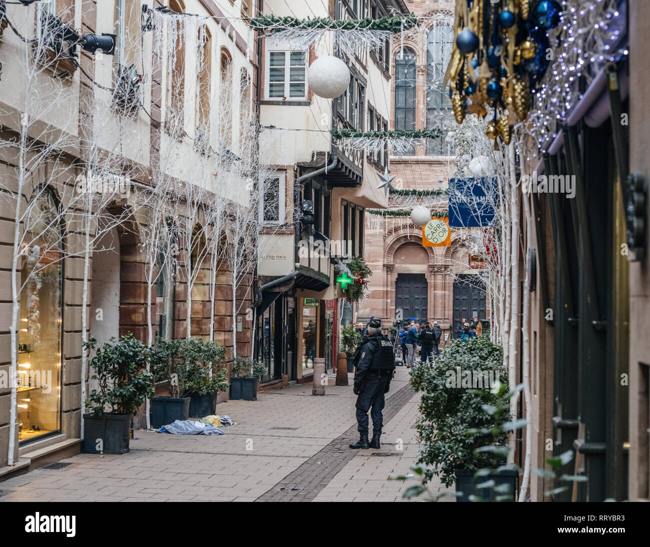 Strasburgo, Francia - Dic 11, 2018:Bravo 2 officer il fissaggio della scena del crimine area con tracce di sangue di attacchi terroristici su Rue des Orfevres un giorno dopo Cherif Chekatt attacchi terroristici Foto Stock