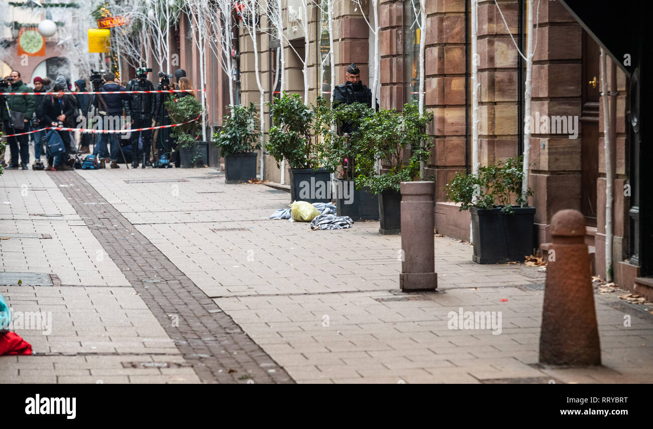 Strasburgo, Francia - Dic 11, 2018: Scena del Crimine area con tracce di sangue di attacchi terroristici su Rue des Orfevres un giorno dopo Cherif Chekatt ucciso almeno due persone e ferendone 12 Foto Stock