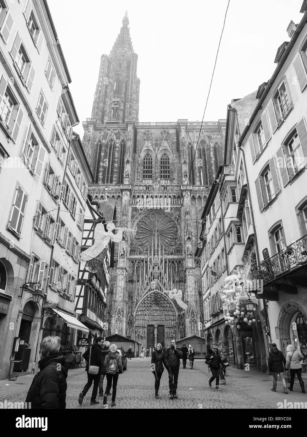 Strasburgo, Francia - Dic 11, 2018: pochi pedoni la gente del posto e i turisti in visita a Rue Merciere dopo l attacco terroristico in Strasbourg Christmas market area con la cattedrale di Notre Dame in background Foto Stock