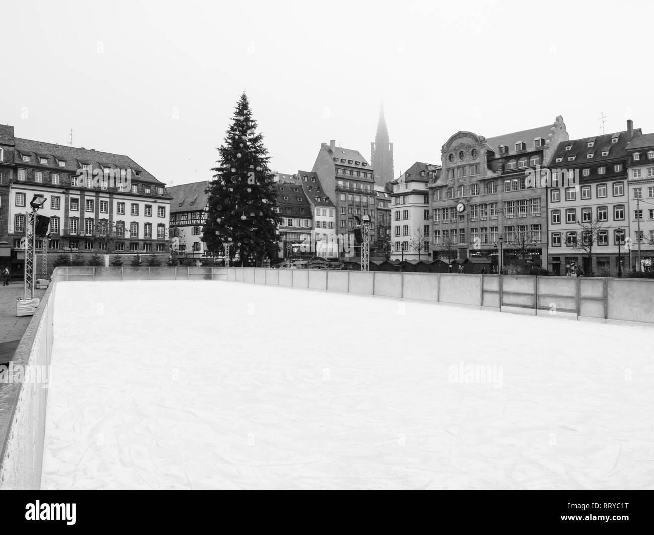 Strasburgo, Francia - Dic 11, 2018: Vuoto pista di pattinaggio con il mercatino di Natale in stallo in luogo Kelber dopo l attacco terroristico in Strasbourg Christmas area di mercato monocromatico Foto Stock