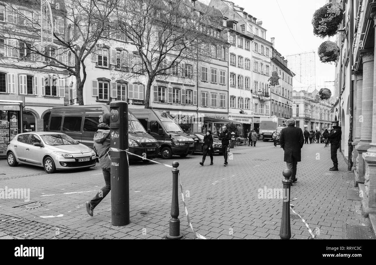 Strasburgo, Francia - Dic 11, 2018: pedonale entrando in Rue des Grandes Arcades sorvegliata dalla forza di polizia dopo gli attentati terroristici in Strasbourg Christmas area di mercato Foto Stock